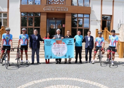Şanlı Türk Bayrağımızı taşıyan bisiklet ekibimiz Çorum'da